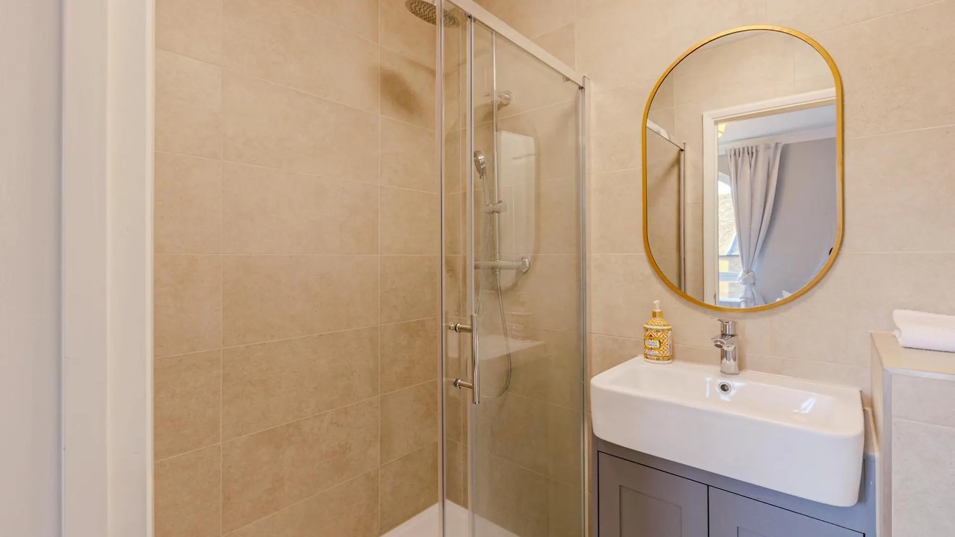 4Br 4-Floor House, W Patio, 10 Min Wapping Station Apartment London