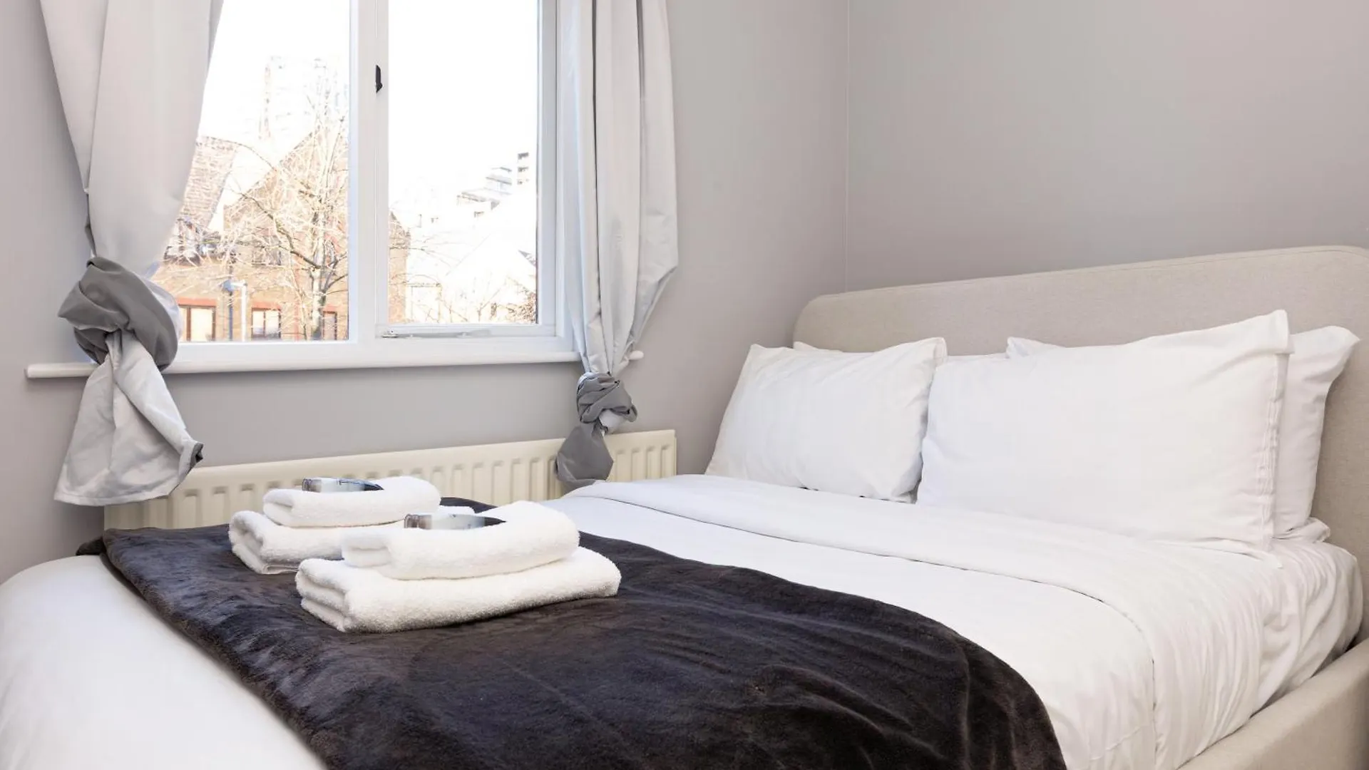 4Br 4-Floor House, W Patio, 10 Min Wapping Station Apartment London