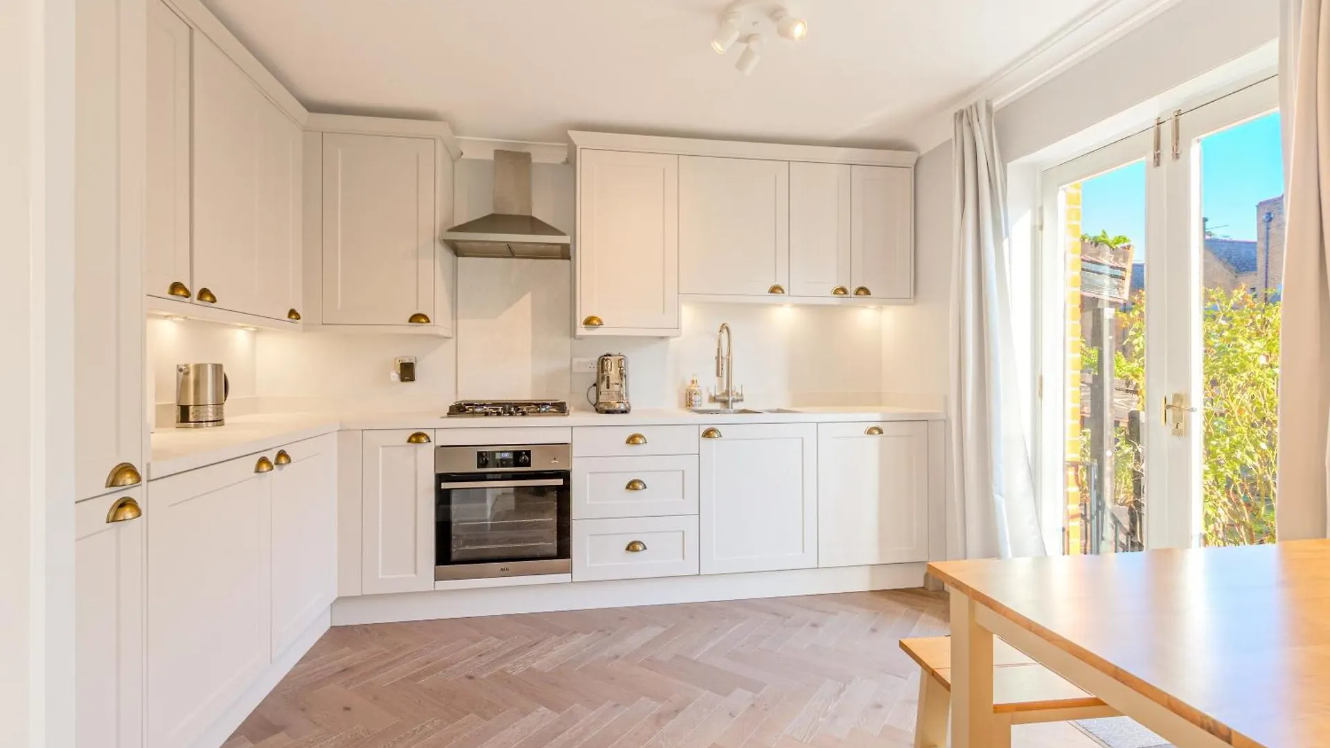 4Br 4-Floor House, W Patio, 10 Min Wapping Station Apartment London