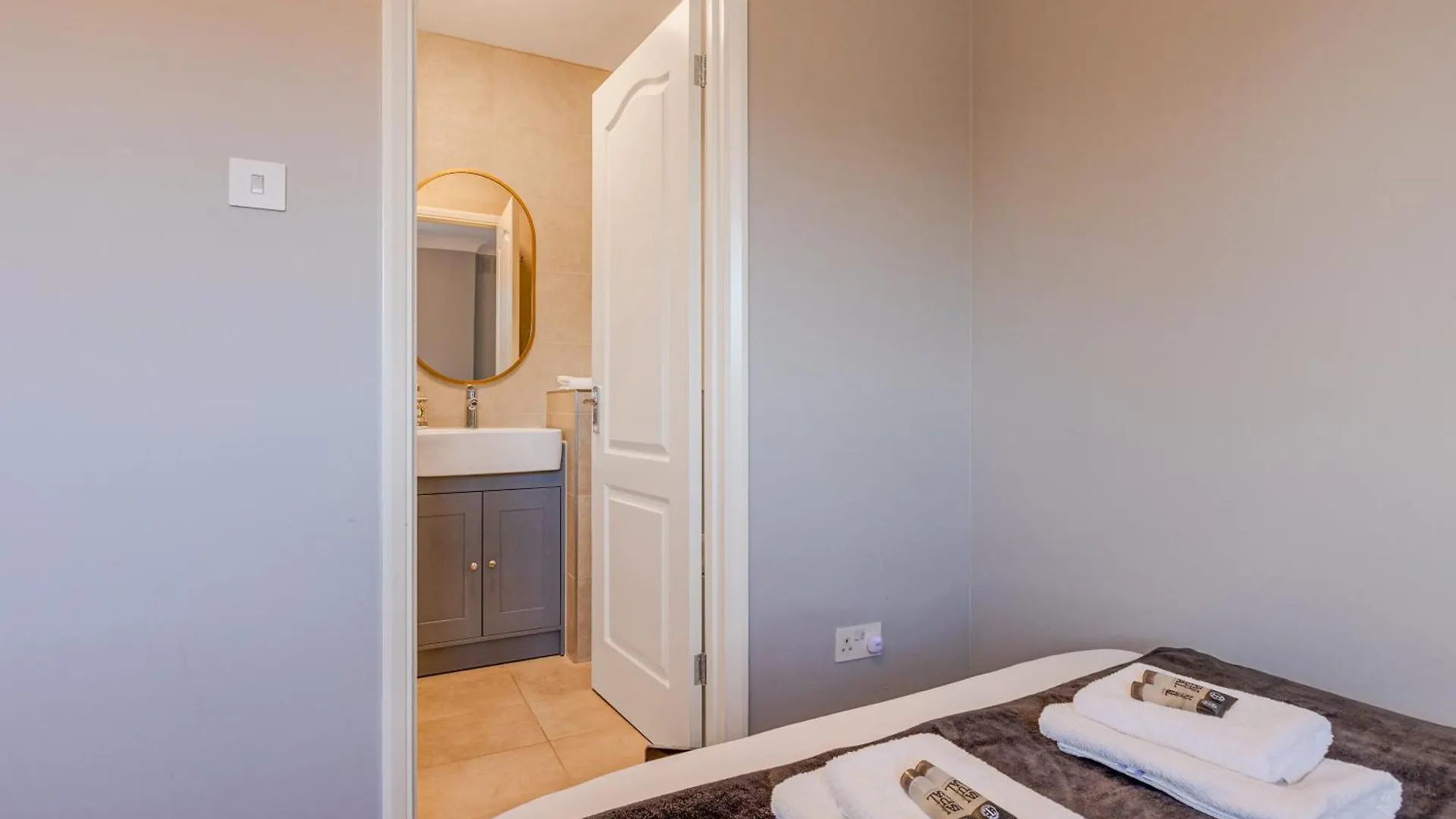 4Br 4-Floor House, W Patio, 10 Min Wapping Station Apartment London
