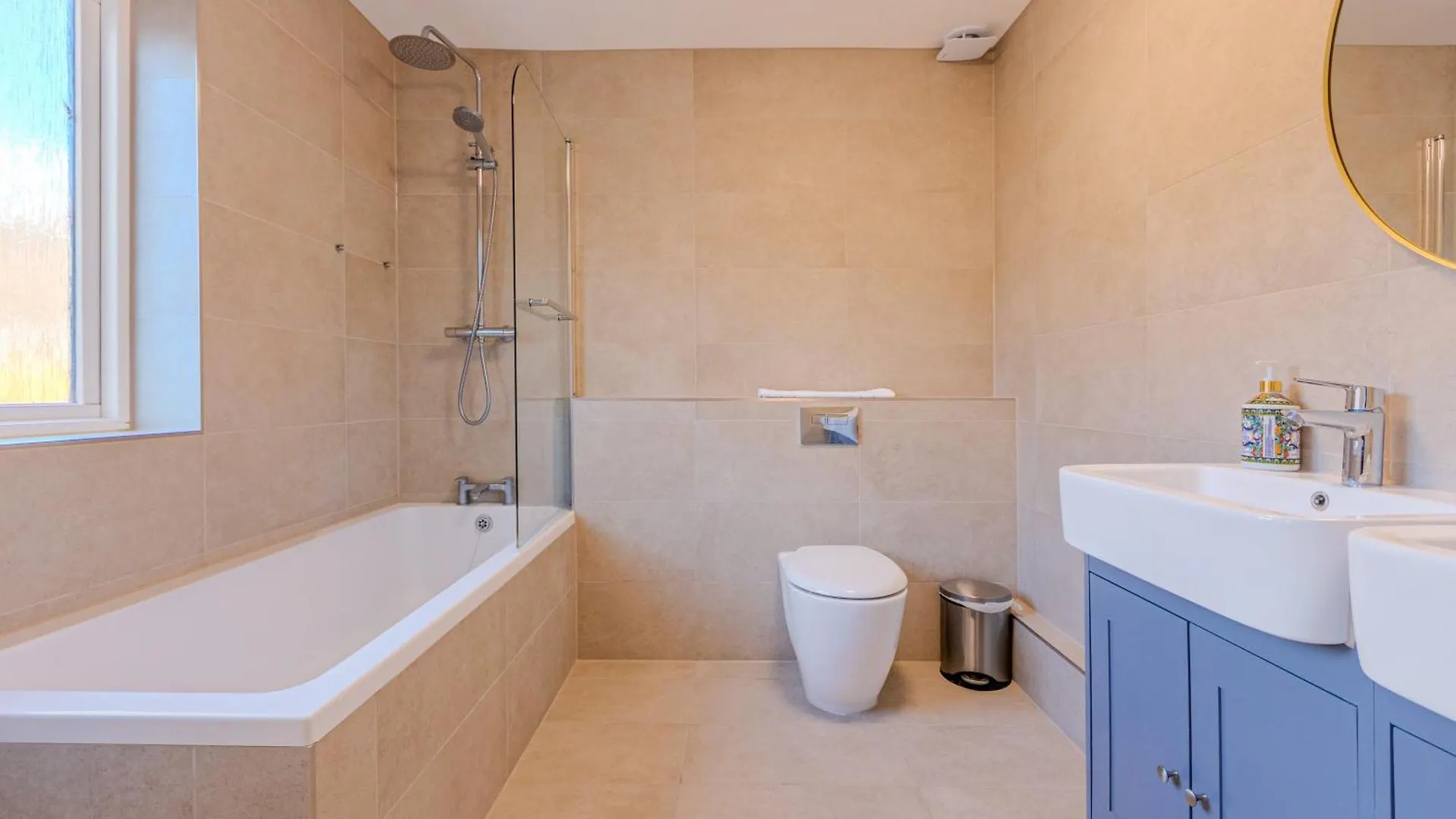 4Br 4-Floor House, W Patio, 10 Min Wapping Station Apartment London