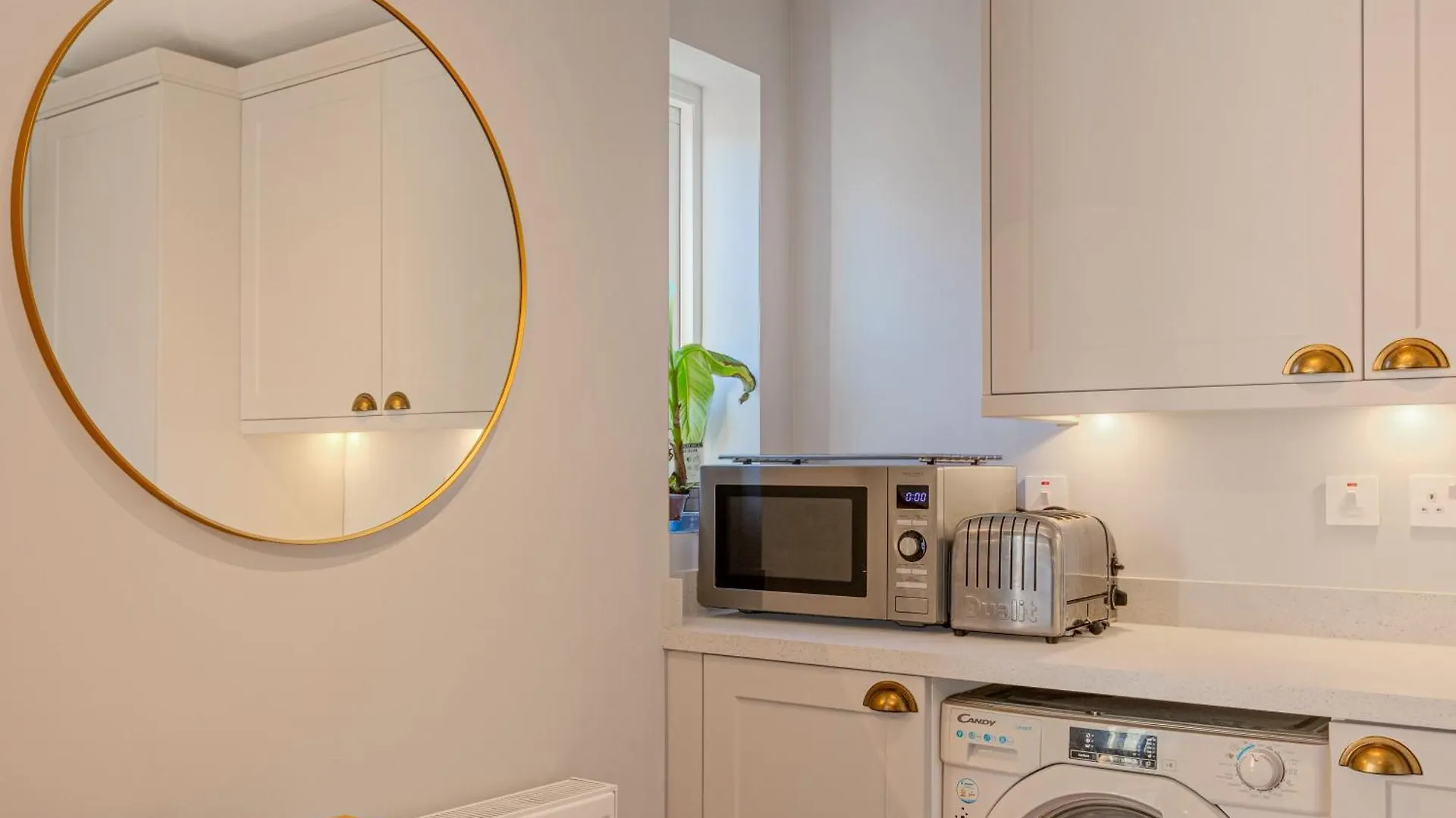 4Br 4-Floor House, W Patio, 10 Min Wapping Station Apartment London