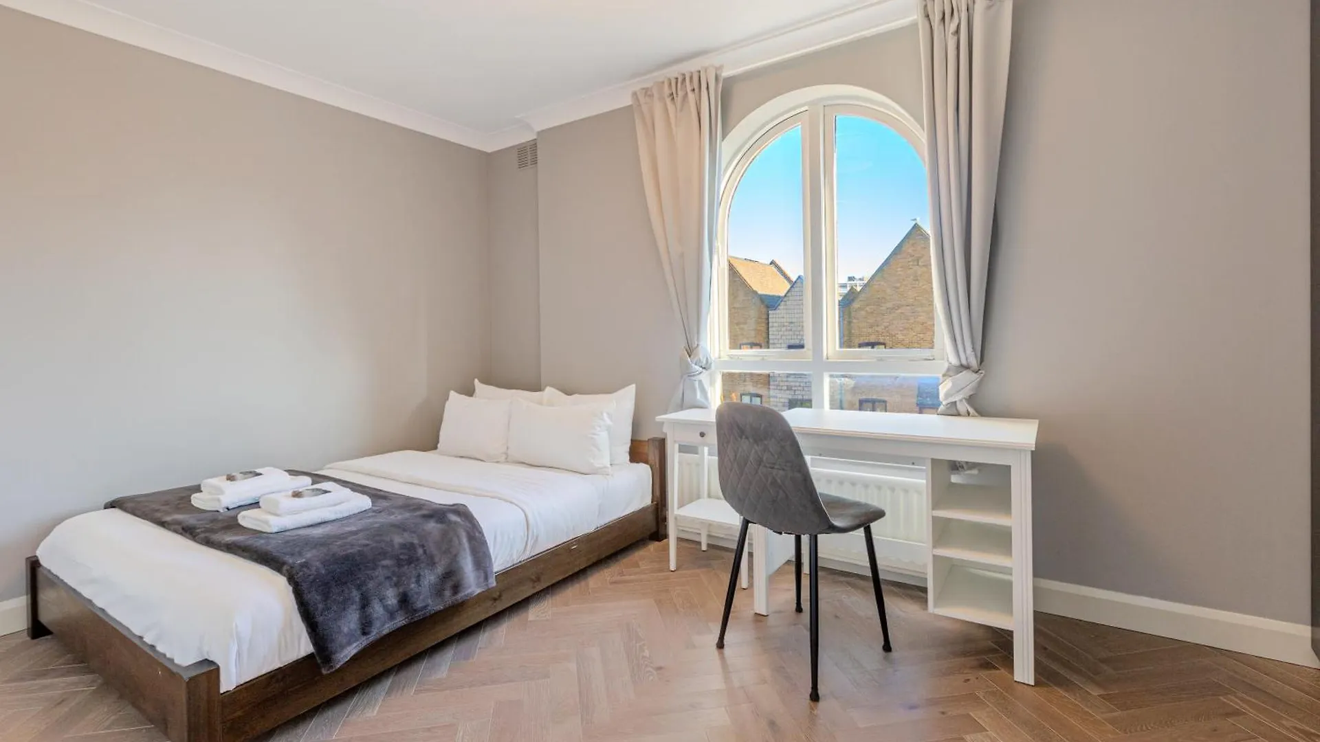 4Br 4-Floor House, W Patio, 10 Min Wapping Station Apartment London