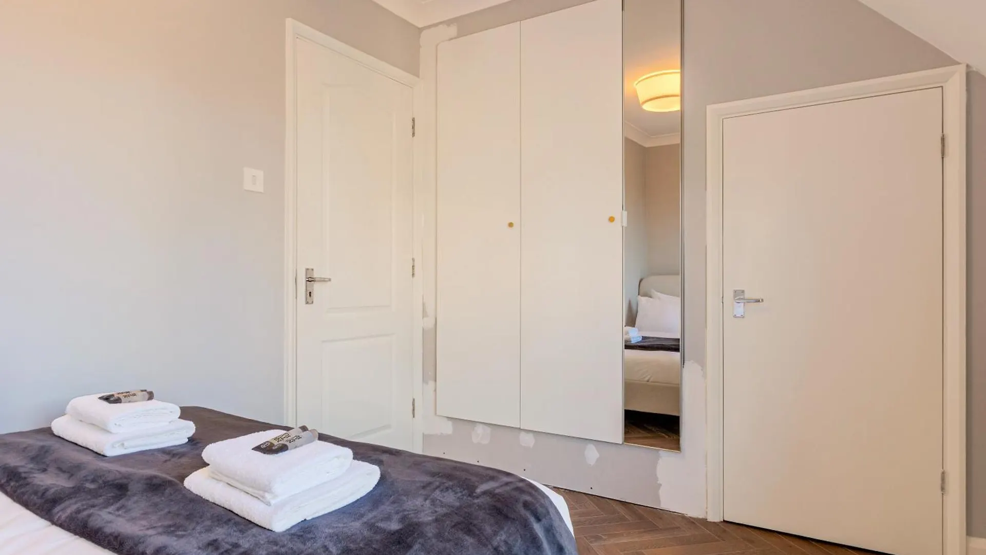 4Br 4-Floor House, W Patio, 10 Min Wapping Station Apartment London
