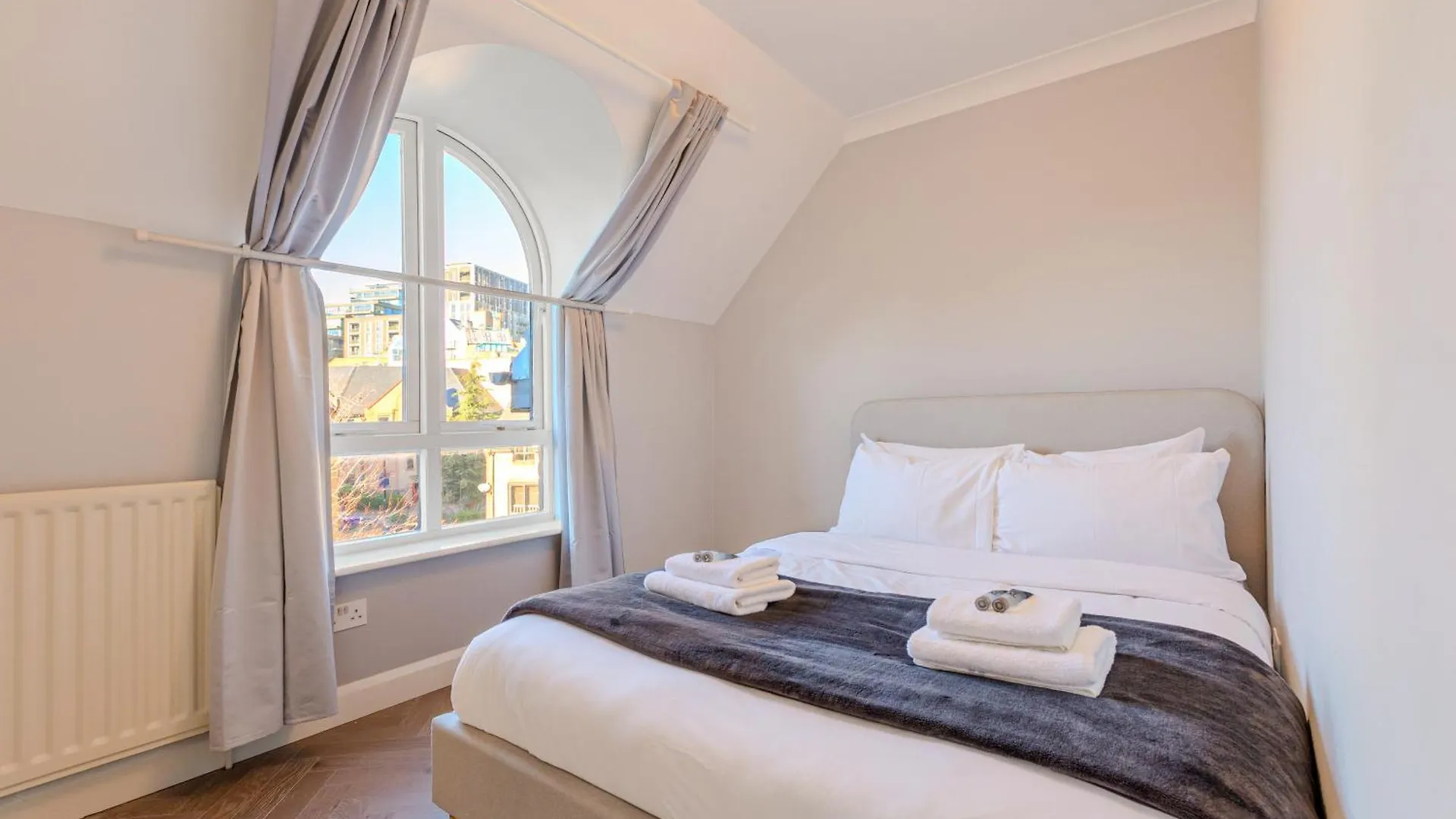 4Br 4-Floor House, W Patio, 10 Min Wapping Station location